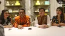 Perwakilan proyek film Mansinam (Man Is Man) Yudhi Purwanto Harjono (dua kanan) bersama Izaak Wondiwoy, Martha Limahelu, dan Deborah Caroline memberi keterangan di Jakarta, Minggu (12/5/2019). Film akan bercerita tentang perjalanan dua orang Belgia ke Mansinam tanah Papua. (Liputan6.com/Johan Tallo)