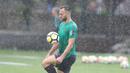 Pemain Timnas Indonesia U-23, Ilija Spasojevic melakukan juggling saat sesi latihan di Lapangan A,B,C, Senayan, Jakarta (18/2/2018). Latihan ini merupakan persiapan Asian Games 2018. (Bola.com/Nick Hanoatubun)