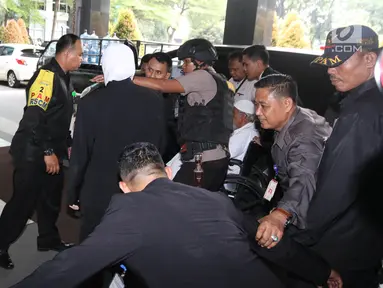 Terpidana terorisme Abu Bakar Baasyir berada dalam kursi roda saat akan menjalani pemeriksaan kesehatan di RSCM, Jakarta, Senin (16/4). Kedatangan Baasyir mendapat pengawalan ketat dari aparat. (Liputan6.com/Arya Manggala)