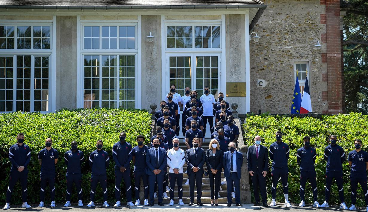 Acara yang dihadiri juga oleh Presiden FIFA, Gianni Infantino tersebut diakhiri oleh foto bersama Presiden Emmanuel Macron dan seluruh tim. (Foto: AFP/Pool/Franck Fife)