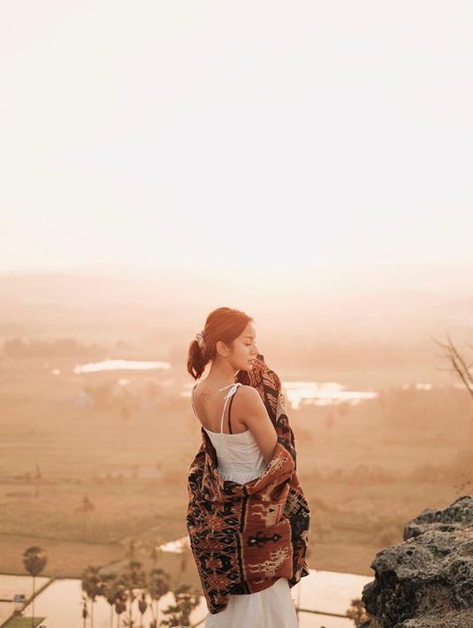 Ia juga menuliskan di Instargam bahwa merasa bangga karena diberi kesempatan memakai kain tenun Sumba yang dibuat bisa 6 bulan sampai 7 tahun. (Liputan6.com/IG/@kiranalarasati)