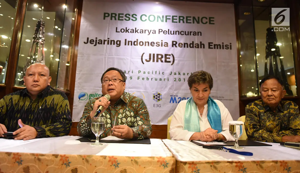 Kepala Bappenas Bambang Brodjonegoro (dua kiri) memberi paparan dalam peluncuran Jejaring Indonesia Rendah Emisi (JIRE), Jakarta, Selasa (19/2). Bappenas memasukkan program pembangunan rendah karbon dalam penyusunan RPJMN 2020-2024. (Liputan6.com/HO/Mic)