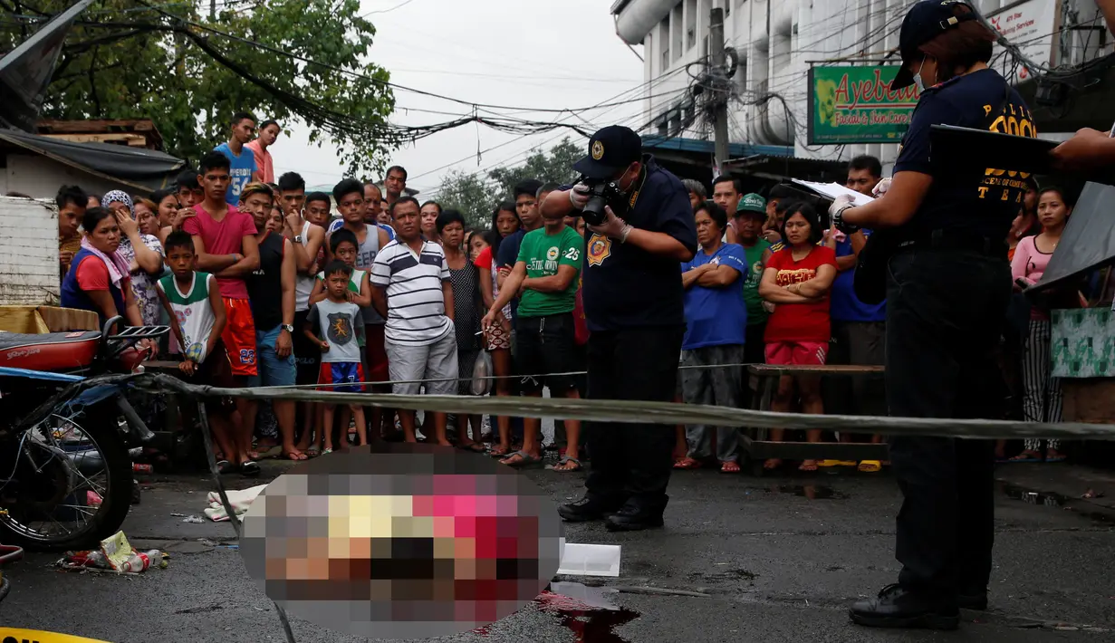 Aparat polisi Manila mengambil gambar jenazah Nora Acielo yang tewas ditembak orang tak dikenal di Manila, Filipina, Kamis (8/12). Acielo ditembak saat sedang mengantarkan kedua anaknya berangkat sekolah. (REUTERS/Erik De Castro)