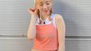 Padu padan sleeveless top warna peach-putih dan trousers warna peach bikin look sporty mu makin chic, seperti Taeyeon SNSD satu ini. (Instagram/taeyeon_ss).