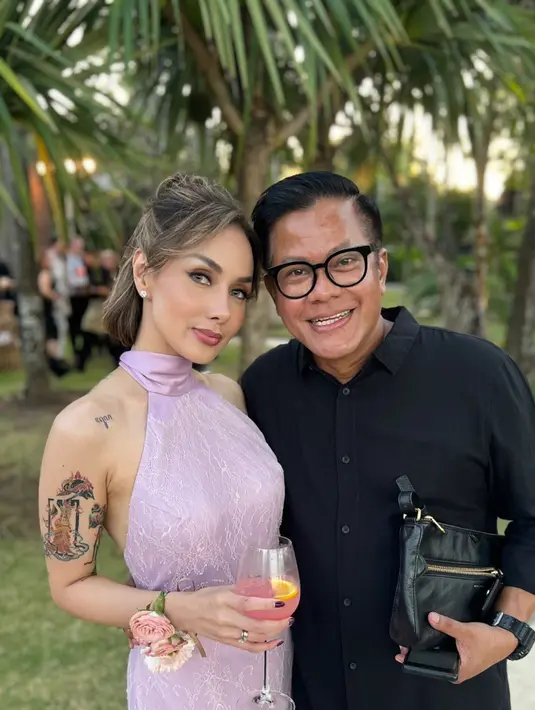 Dress satin itu punya lapisan Brukat yang cantik dan elegan [@sarawijayanto]