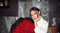 Intip gaya bucin Agnez Mo dan Adam Rosyadi saat anniversary ke-4 (@agnezmo)