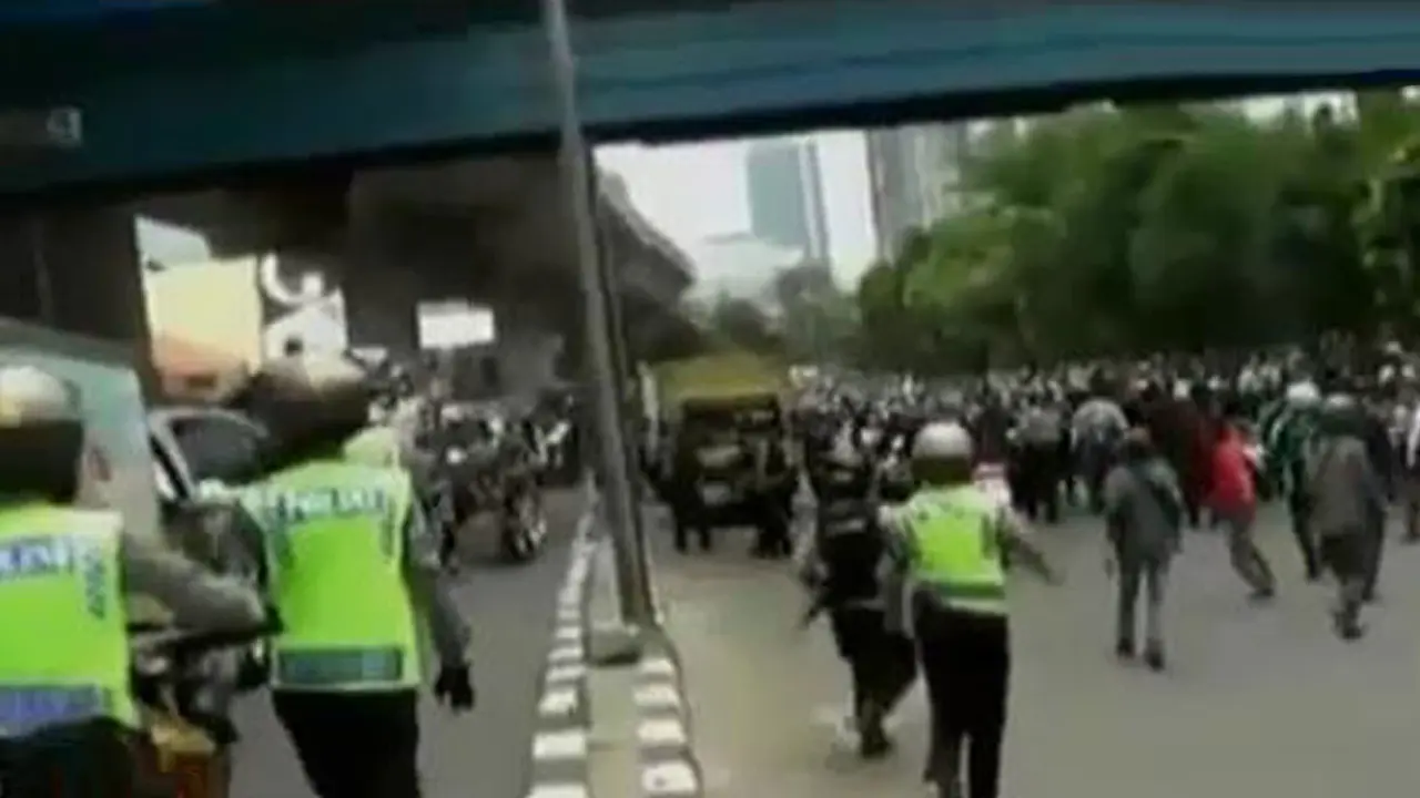 VIDEO: Pembubaran Demonstran Ojek Online Diwarnai Letusan Sejata