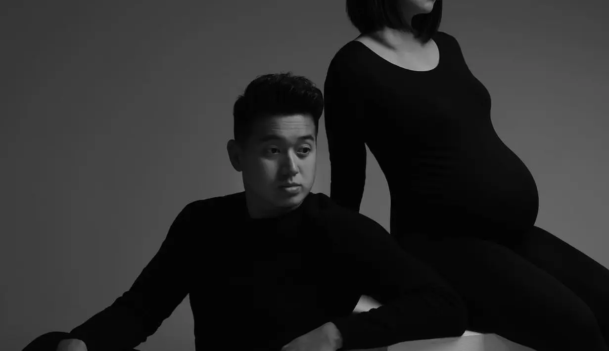 Untuk tema keduanya, pasangan ini memilih monokrom.  [Foto: cr/@bennylims/@juniapics].