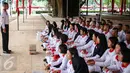 Anggota Paskibraka 2016 mendengarkan pengarahan sebelum bersiap mengikuti latihan di halaman Istana Merdeka, Jakarta, Jumat (12/8). Para anggota Paskibraka 2016 ini berjumlah ada 68, yang terdiri dari 34 putra dan 34 putri. (Liputan6.com/Faizal Fanani)