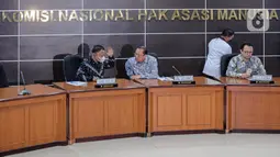 Ketua Komnas HAM Ahmad Taufan Damanik (tengah) didampingi Komisioner Mohammad Choirul Anam (kiri) dan Beka Ulung Hapsara menyampaikan keterangan terkait kesimpulan dari hasil penyelidikan tragedi Kanjuruhan di Gedung Komnas HAM, Jakarta, Rabu (2/11/2022). Dari penyelidikan, Komnas HAM mengatakan pengawas pertandingan atau match commisioner tidak mengetahui kalau penggunaan gas air mata dilarang dalam pengamanan pertandingan bola. (Liputan6.com/Faizal Fanani)