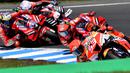 Pembalap Spanyol dari tim Repsol Honda, Marc Marquez merayakan kemenangan di podium usai Grand Prix MotoGP Australia di Sirkuit Phillip Island, Minggu (16/10/2022). Pertarungan ketat terjadi sepanjang balapan, Marc Marquez tak menyangka bisa melesat hingga akhir balapan. (Paul CROCK/AFP)
