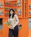 Dian Sastrowardoyo hadir mengenakan atasan warna coklat muda lengan panjang dengan motif garisnya, dipadukan celana hitam dan tas Hermes coklat. @therealdisastr