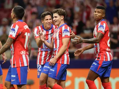 Penyerang Atletico Madrid, Julian Alvarez (kedua kanan) merayakan golnya pada pertandingan Liga Spanyol 2024/2025 melawan Valencia CF di stadion Metropolitano, Madrid pada 15 September 2024. (Pierre-Philippe MARCOU/AFP)