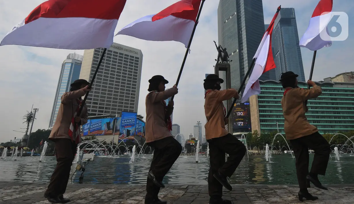 Upacara pengibaran Bendera Merah Putih selama bulan Agustus 2024 di Kawasan Bundaran HI, Jakarta, Kamis (8/8/2024). (merdeka.com / Imam Buhori)