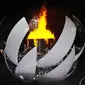 Petenis putri Naomi Osaka menjadi pembawa obor terakhir yang menyulut api Olimpiade ke kaldron. Penyalaan api Olimpiade tersebuti menjadi puncak dari upacara pembukaan Olimpiade Tokyo 2020. (Foto: AP/David J. Phillip)