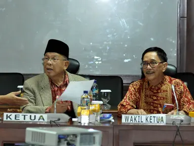 Ki-ka: Wakil Ketua BK DPD RI Lalu Suhaimi Ismy, Ketua Badan Kehormatan DPD RI A.M. Fatwa dan H.A. Hudarni Rani sebelum mengelar rapat pleno ke 2 di Gedung DPD RI, Jakarta, Senin (19/9). (Liputan6.com/Johan Tallo)