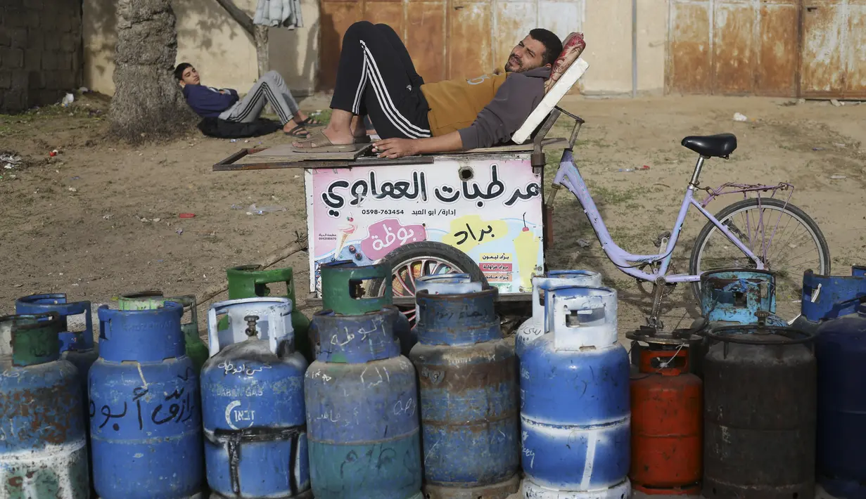 <p>Warga Palestina mengantre untuk mendapatkan gas memasak pada hari kedua gencatan senjata sementara antara Hamas dan Israel di Rafah, Jalur Gaza, Sabtu, 25 November 2023. (AP Photo/Hatem Ali)</p>