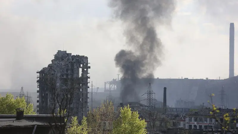 Asap mengepul dari pabrik baja Azovstal di Mariupol, di wilayah di bawah pemerintahan Republik Rakyat Donetsk, Ukraina timur, saat perang antara Rusia Ukraina. (AP Photo/Alexei Alexandrov, File)