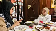 Beberapa bulan sebelum konser, Nissa Sabyan dan lainnya berkesempatan untuk berkunjung ke rumah Siti Nurhaliza. Kedatangannya pun disambut baik dan penuh kehangatan oleh wanita kelahiran 11 Januari 1979 itu. Nissa terlihat dijamu dengan makan bersama di rumahnya. (Liputan6.com/IG/@ctdk)