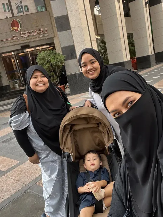 Tampilan Paula Verhoeven dengan cadarnya ini pun membuat banyak netizen pangling. Meski begitu dirinya juga banjir pujian netizen. (Liputan6.com/IG/@paula_verhoeven)