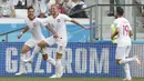 Para pemain Polandia merayakan gol Jan Bednarek (kiri) saat melawan Jepang pada laga terakhir grup H di Volgograd Arena, Volgograd, Rusia (28/6/2018). Jepang kalah 0-1 dari Polandia. (AP/Darko Vojinovic)