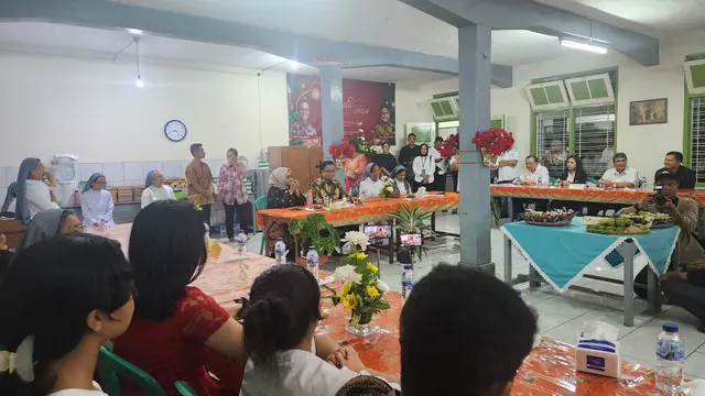 Calon presiden Anies Baswedan bersama istrinya, Fery Farhati, menyapa anak-anak di Panti Asuhan Taman Parmardi ST. Thomas Ungaran, Semarang sambil menggelar Christmas Dinner atau makan malam saat Natal, Minggu (24/12/2023). (Merdeka.co/Bachtiarudin Alam)
