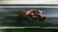 Pembalap MotoGP Italia dari Tim Ducati Lenovo, Francesco Bagnaia, berlaga dalam balapan sprint Grand Prix Moto GP Ceko di sirkuit Masaryk di Brno, Republik Ceko, pada 19 Juli 2025. (Michal Cizek/AFP)