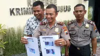 Wakapolres Karanganyar Kompol Prawoko menunjukkan barang bukti berupa foto capture di akun twitter pelaku yang mengunggah foto bugil mantan kekashnya.(Liputan6.com/Fajar Abrori)