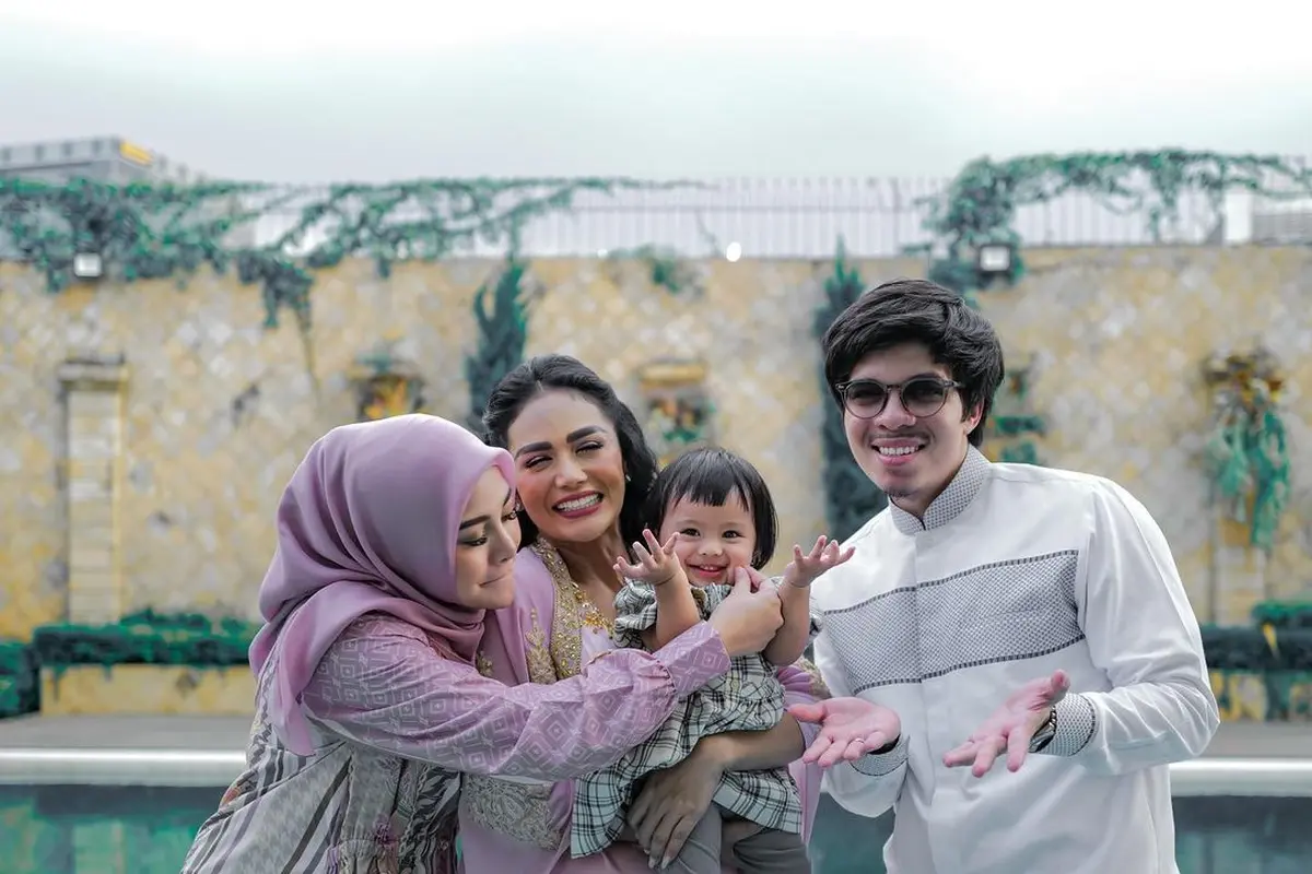 Gaya Menggemaskan Ameena Atta Lebaran Bareng Krisdayanti, Kenakan Sandal Bayi Seharga Dua Kali UMR