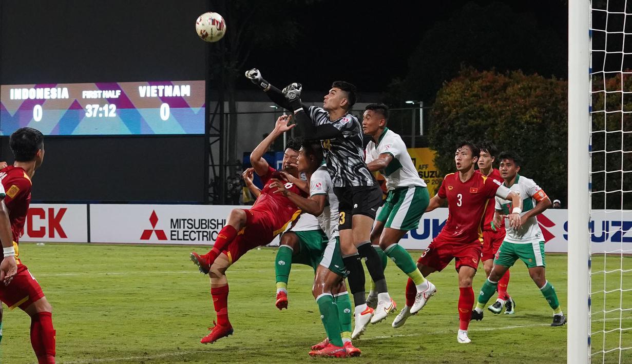 Perjalanan Nadeo untuk menjadi kiper Timnas Indonesia tidaklah mudah. Namanya sempat dicoret dari skuat lantaran terbentur dengan kebijakan PT LIB. Untungnya, ia diminta menyusul dan baru diturunkan oleh Shin Tae-yong saat melawan Vietnam. (affsuzukicup)