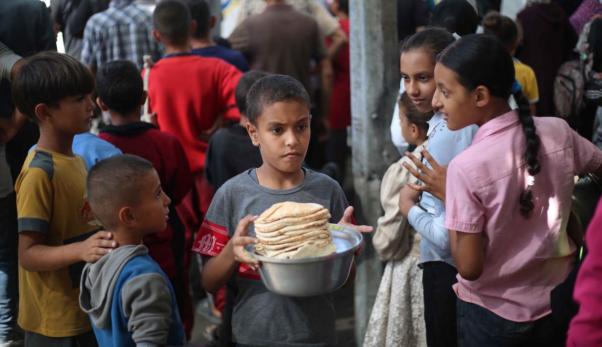 Dalam pernyataannya, kantor media Pemerintah Gaza menyebut seharusnya 6.600 truk telah masuk hingga Senin (20/10/2025) malam. (Eyad BABA/AFP)