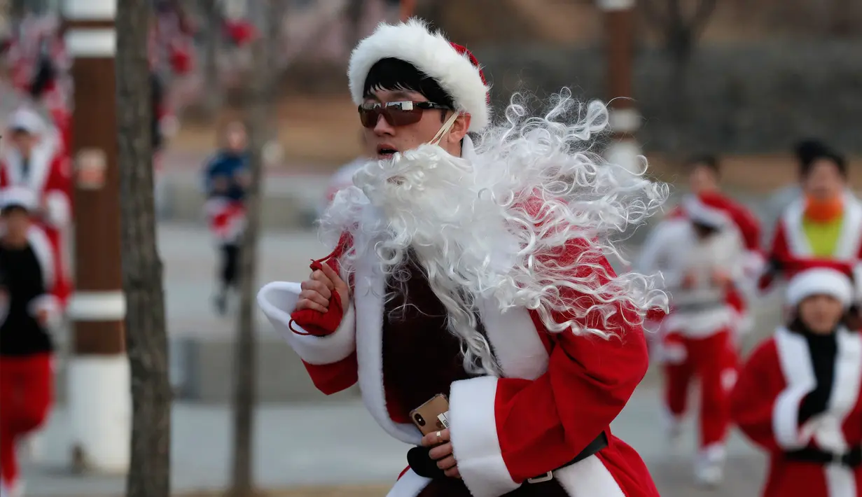 Seorang peserta yang mengenakan kostum Sinterklas mengikuti lomba lari maraton dalam acara Santa Run 2019 di Goyang, Korea Selatan, Sabtu (7/12/2019). Natal menjadi salah satu liburan terbesar yang dirayakan di Korea Selatan. (AP Photo/Lee Jin-man)
