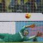 Kiper Inter Milan, Samir Handanovic (kanan) gagal mengahalau bola tendangan bek Lazio, Antonio Candreva pada lanjutan liga Italia di Stadion San Siro, Italia (20/12). Lazio menang atas Inter Milan dengan skor 2-1. (REUTERS/Alessandro Garofalo)