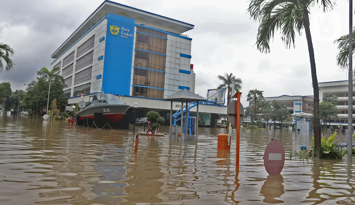 Banjir merendam halaman Kantor Direktorat Jenderal Bea dan Cukai di Jakarta, Selasa (25/2/2020). Hujan yang mengguyur Jakarta sejak dini hari tadi membuat halaman Kantor Direktorat Jenderal Bea dan Cukai terendam banjir. (Liputan6.com/Herman Zakharia)