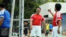  Menpora Imam Nahrawi (tengah) tertawa usai mencetak gol saat bermain futsal dengan wartawan di Lapangan Kemenpora, Jakarta, Jumat (10/2). Laga futsal ini untuk memeriahkan Hari Pers Nasional 2017 di lingkungan Kemenpora. (Liputan6.com/Helmi Fithriansyah)