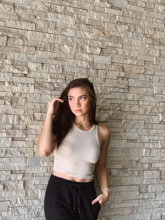 Memiliki body goals seperti Angela Gilsha ternyata membutuhkan usaha dengan cara yang tidak instan. Beolahraga dan mengatur pola makan adalah kunci dari aktris cantik yang satu ini. Selamat mencoba, sahabat Fimela. (Instagram/angelagilsha)