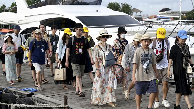 Potret Turis China Berdatangan, Penyeberangan di Bali Ramai