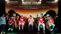 Program Manager Bakti Olahraga Djarum Foundation, Budi Gunawan (tengah), memberikan keterangan pers soal Audisi Umum Djarum Beasiswa Bulu Tangkis 2017, Senin (6/3/2017). (Bola.com/Zulfirdaus Harahap)