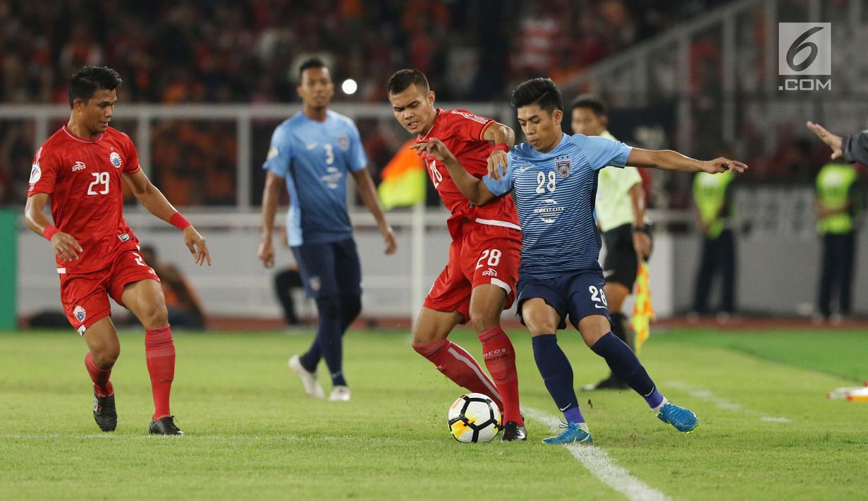 Bek Persija, M Rezaldi Hehanusa (kedua kanan) berebut bola dengan pemain Johor Darul Takzim pada lanjutan penyisihan Grup H Piala Asia 2018 di Stadion GBK, Jakarta, Selasa (10/4). Babak pertama Persija unggul 3-0. (Liputan6.com/Helmi Fithriansyah)