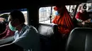 Sopir dan penumpang mengenakan masker dan menjaga jarak dalam angkutan umum Jak Lingko di Tanah Abang, Jakarta, Kamis (22/7/2021). Sopir dan penumpang wajib mengenakan masker, membersihkan tangan serta menjaga jarak. (Liputan6.com/Faizal Fanani)