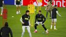 Striker Atletico Madrid, Luis Suarez, tampak serius saat sesi latihan jelang laga Liga Champions di Moskow, Senin (2/11/2020). Atletico Madrid akan berhadapan dengan Lokomotiv Moscow. (Yuri Kochetkov/Pool via AP)
