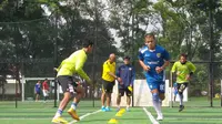 Persib Bandung menggelar latihan perdana seusai tersingkir dari Piala Jenderal Sudirman di lapangan Ciujung, Bandung, Senin (7/12/2015). Dalam latihan perdana ini hanya 10 pemain senior yang hadir mengikuti latihan. (Bola.com/Bagas Rahadyan)