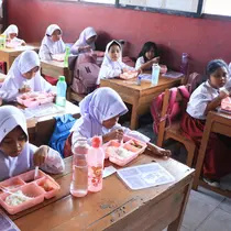 Pembiasaan Makan Bergizi Gratis di SD Negeri Parung Serab, Kecamatan Ciledug, Senin, (09/9/2024).