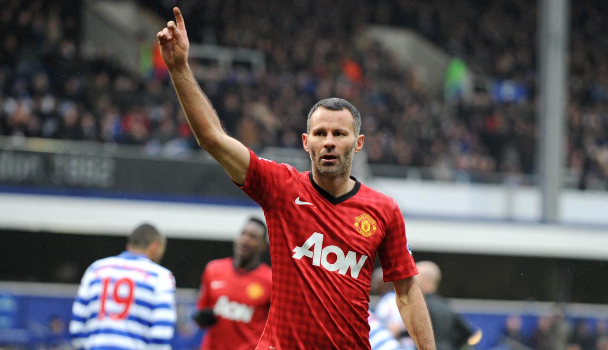 Ryan Giggs. Legenda Manchester United yang pensiun di MU pada Juli 2014 ini mencetak gol terakhir di Liga Inggris saat berusia 39 tahun dan 2 bulan. Pada (23/2/2013) di pekan ke-27 ia menyumbang 1 gol MU ke gawang tuan rumah QPR yang berakhir dengan kemenangan 2-0. (AFP/Olly Greenwood)