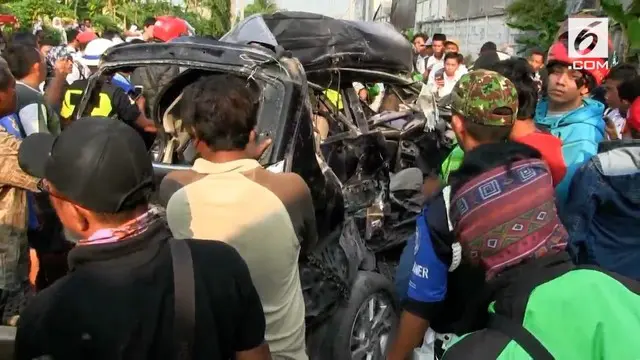 Sebuah mobil ringsek setelah dua kali ditangkap kereta di kawasan Bulak Kapal, Bekasi. Pengemudi diduga memaksakan masuk lintasan kereta tanpa palang saat kondisi macet.