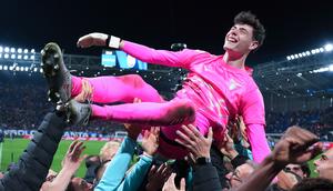 Lazio memastikan satu tempat di final Coppa Italia 2025/2026 setelah melewati laga penuh drama melawan Atalanta, Kamis (23/4/2026) dini hari WIB. Bertanding di New Balance Arena, Biancocelesti akhirnya keluar sebagai pemenang lewat adu penalti. (Spada/LaPresse via AP)