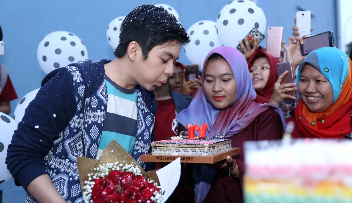 "Sempet ngarep. Tapi ternyata gak ada. Kalau kecewa banget sih ga ya. Kan dia ada promo film. Sedih sedikit ya. Tapi kan ada kegiatan dia. Ga mungkin surprise-in tengah malam. Berpikir besok juga ketemu, yaudah," ujar Angga. (Nurwahyunan/Bintang.com)