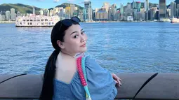 Di Victoria Harbour Hong Kong, Clarissa menikmati udara segar pinggir laut yang sejuk. Area pelabuhan ini memang ramai dengan pelancong karena pemandangan tepi lautnya yang indah. Selain itu, Clarissa juga tampak menikmati sejumlah float yang lalu lalang melintas di pelabuhan ikonik tersebut. (Liputan6.com/IG/@clarissaputri_)