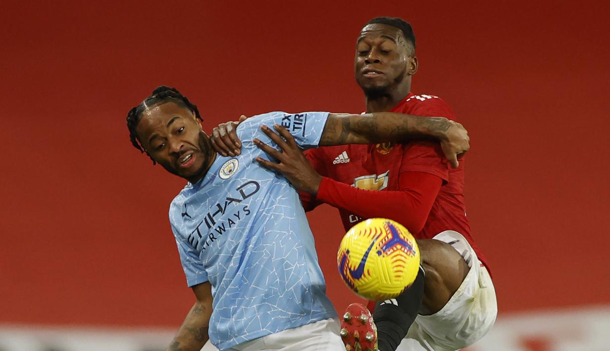 Striker Manchester City, Raheem Sterling (kiri), berebut bola dengan bek Manchester United, Aaron Wan-Bissaka dalam laga lanjutan Liga Inggris 2020/21 pekan ke-12 di Old Trafford Stadium, Sabtu (12/12/2020). Manchester City bermain imbang 0-0 dengan Manchester United. (Pool via AP/Phil Noble)