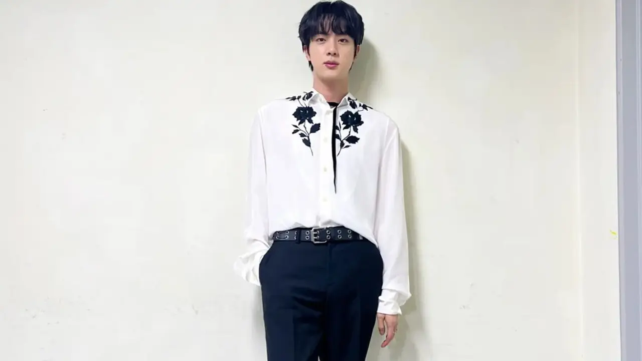 Gaya Kasual Jin BTS dengan Outfit Putih, Pancarkan Aura Menawan